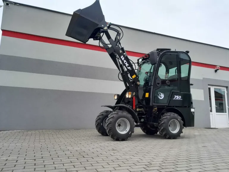 Ładowarka przegubowa WOLF MINI 750 [Silnik PERKINS] z kabiną 2025