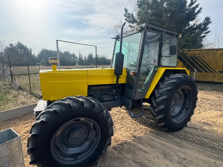 CIĄGNIK ROLNICZY  Renault R7674