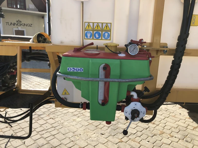 Opryskiwacze zaczepiane Boguslav - Titan 3000l 24m-28m Belka robocza