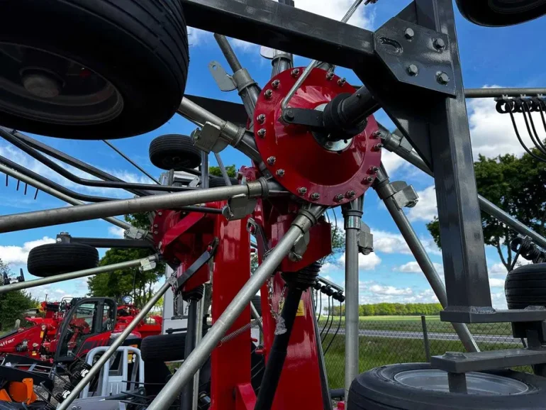 Zgrabiarka dwukaruzelowa z grabieniem do środka 6,6m Massey Ferguson