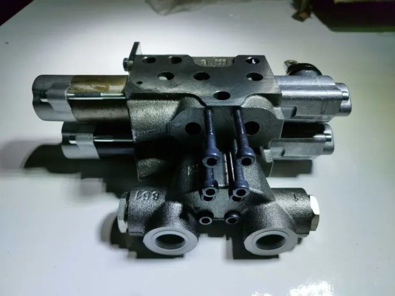 Sekcja hydrauliki Mita 1 zv+atp 554.15932 + atp 5541.5934 Zetor