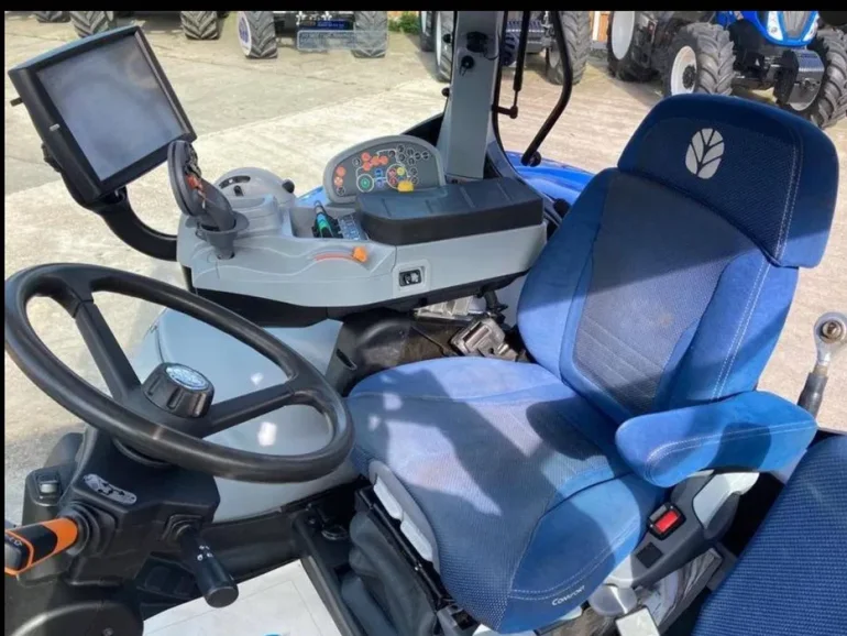 Rezerwacja New Holland T7 230 cvt duży monitor