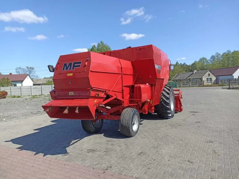 Kombajn zbożowy Massey Ferguson 440.