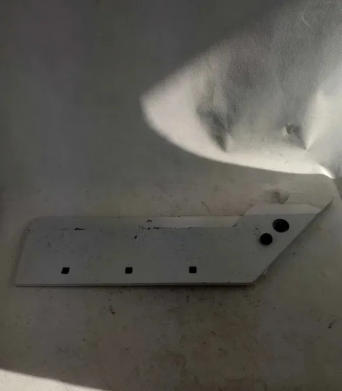 Lemiesz prawy z dłutem w-102.402.002.0DP Akpil Waryński