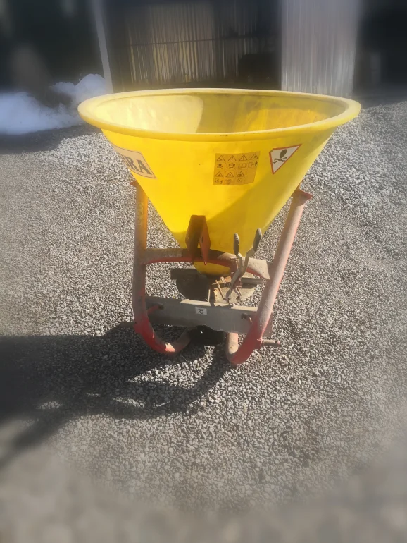 Sprzedam rozsiewacz do nawozów/lejek