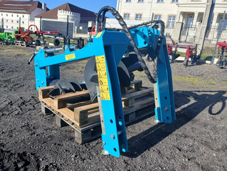Świder ziemny z posuwem hydraulicznym