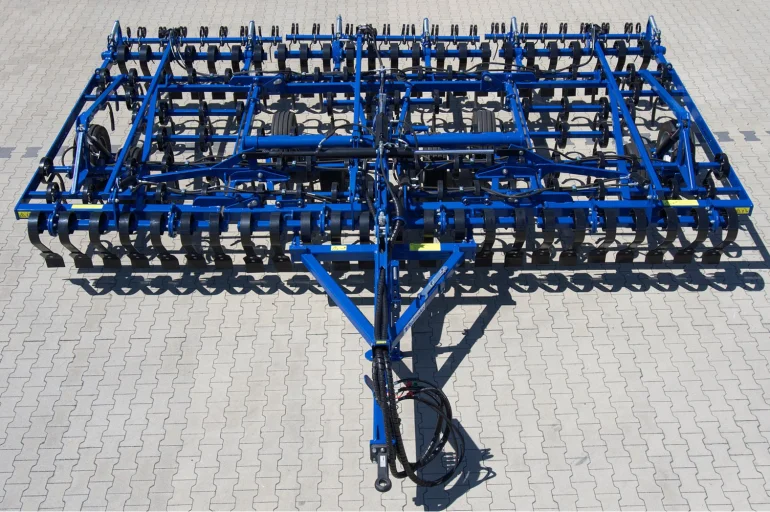 Półzawieszany kultywator przedsiewny