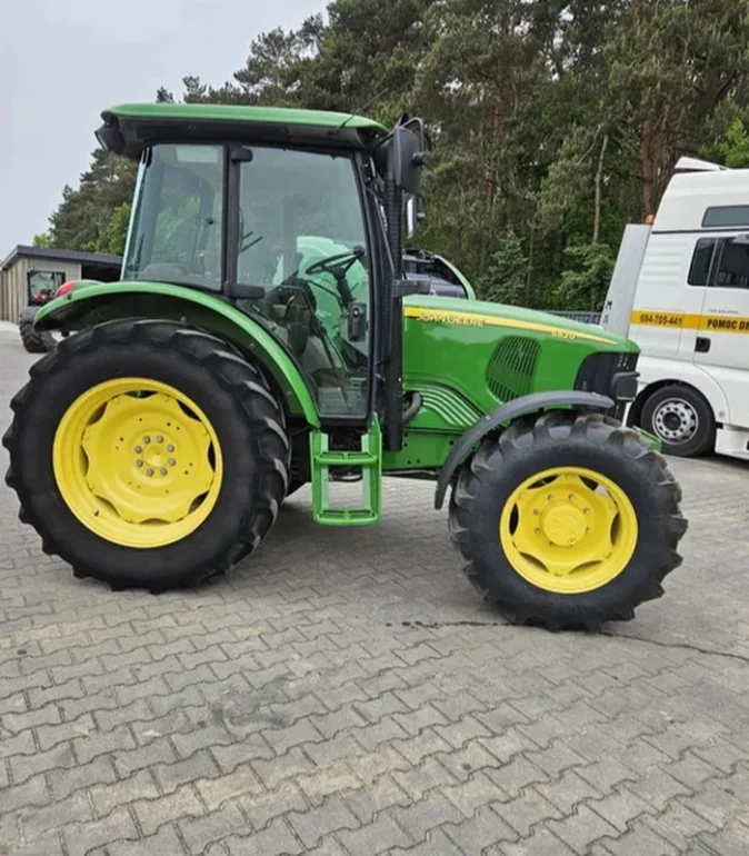 John deere 5820, ładny , nowe opony przód sprowadzony Faktura