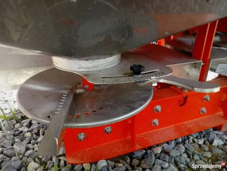 Rozsiewacz Nawozów JUNIOR II PLUS 1200kg Woprol Akpil UNIA