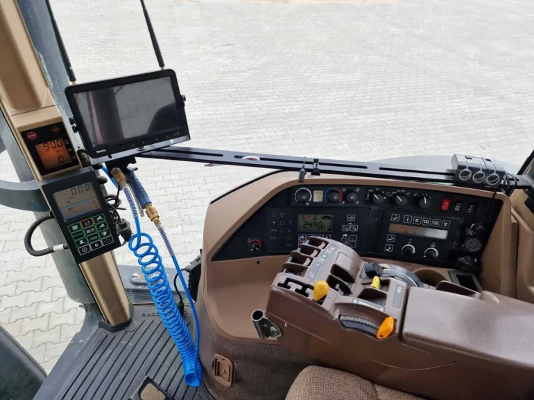 Wynajem traktora, ciągnika rolniczego John Deere 8320, 250kM