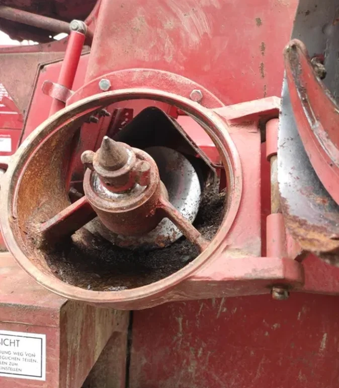 Obudowa żeliwo wysypu zboża Massey Ferguson 186,187,487,506,206,440