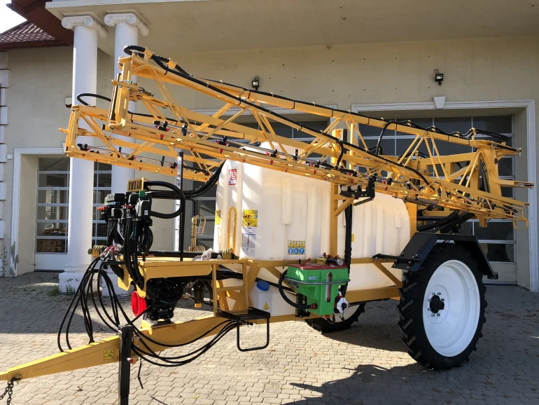 Opryskiwacze zaczepiane Boguslav - Titan 3000l 24m-28m Belka robocza