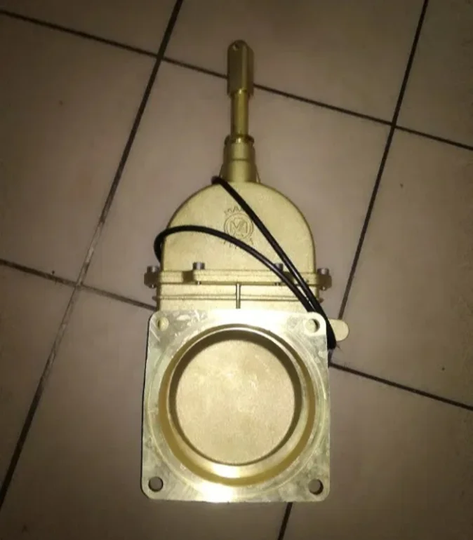 Zasuwa mosiężna 6"