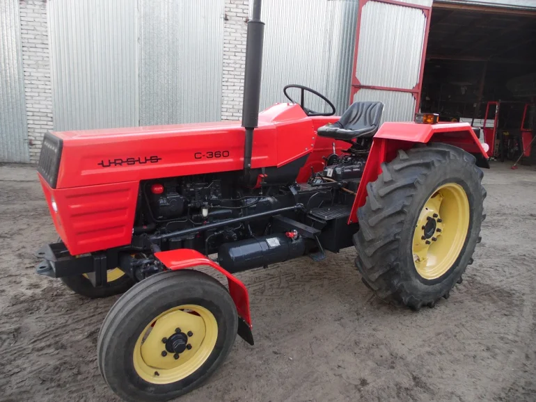 Części karoseryjne do ciągnika.