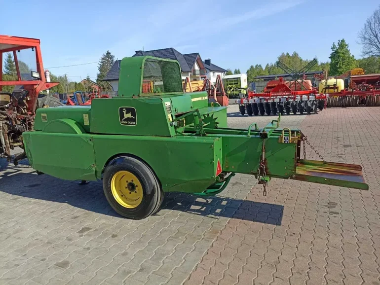Prasa kostkujaca John Deere 332A.
