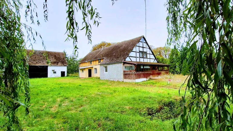 Na Sprzedaż , stary Folwark w centrum wsi Darskowo.