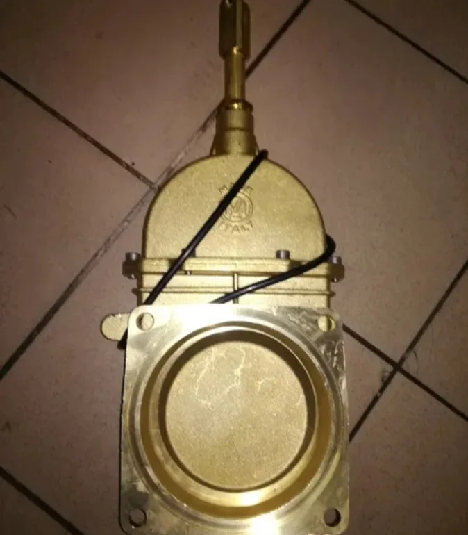 Zasuwa mosiężna 6"