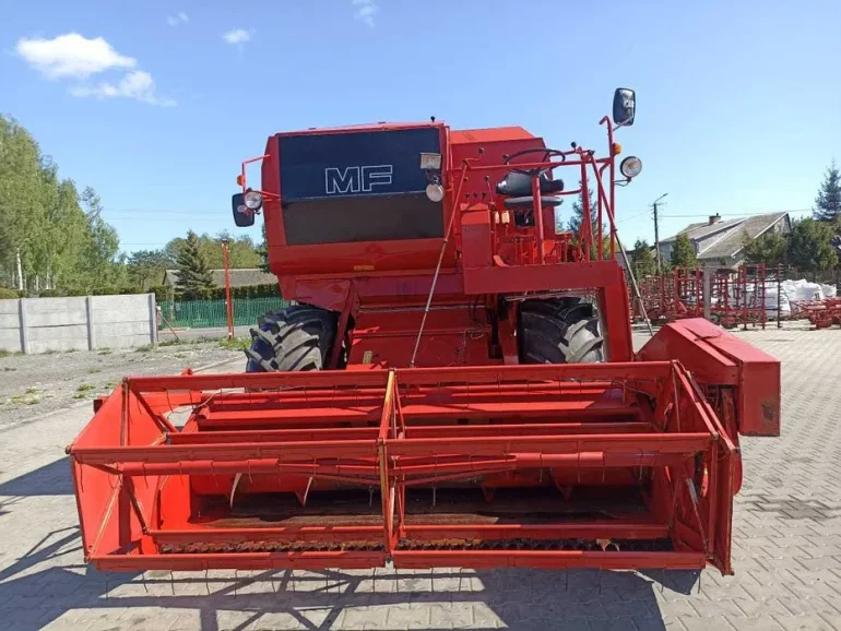 Kombajn zbożowy Massey Ferguson 440.