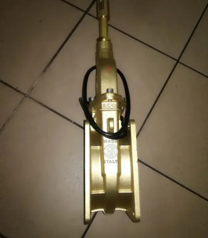 Zasuwa mosiężna 6"
