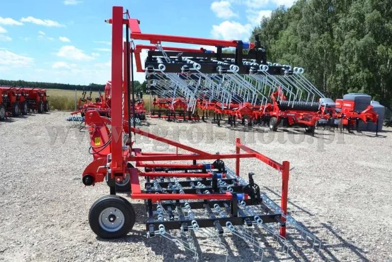Brona chwastownik do niszczenia chwastów Izak 6m Agro-Factory Awemak