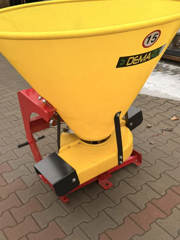 Rozsiewacz nawozów lejek nawozy piasek przystawka sadownicza