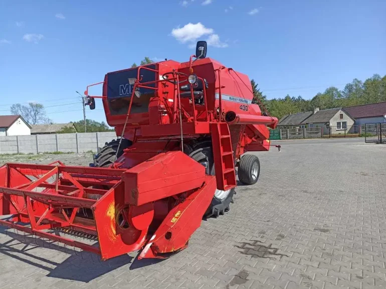 Kombajn zbożowy Massey Ferguson 440.