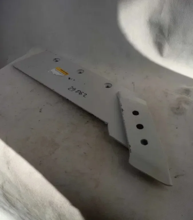 Lemiesz prawy z dłutem w-102.402.002.0DP Akpil Waryński