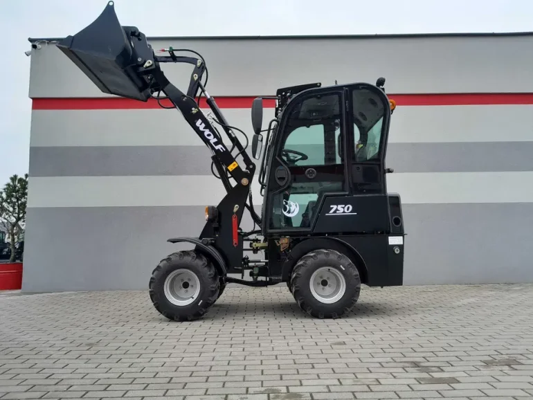 Ładowarka przegubowa WOLF MINI 750 [Silnik PERKINS] z kabiną 2025