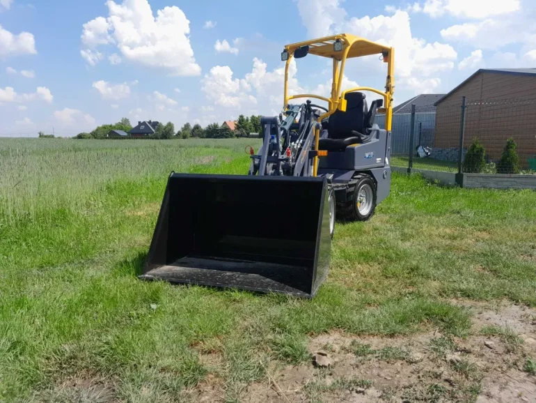 Wąska i zwrotna ładowarka EUROTRAC W10 I KUBOTA 22KM I Nowa 2025