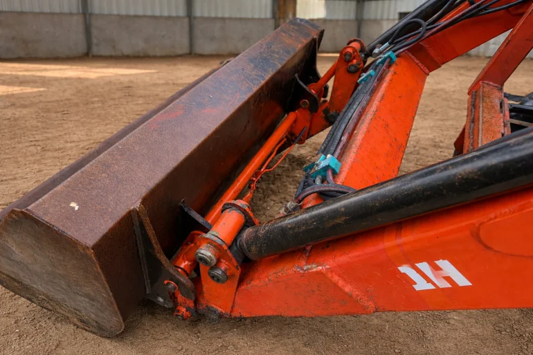 ROLNICZY TRAKTOR Kubota B2530 – ciągnik z ładowaczem czołowym i koparką