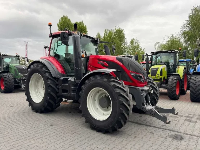 VALTRA T234 VERSU / Pneumatyka/ Biegi pełzające / Przedni TUZ /