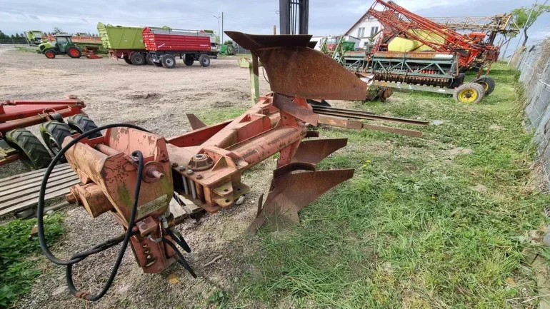Pług 3 skibowy obrotowy NAUD