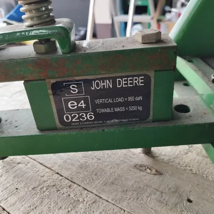 Zaczep belka dolna John Deere seria 5