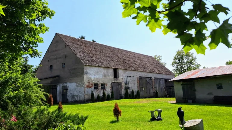 Na Sprzedaż nieruchomość , stare gospodarstwo na dwóch działkach.