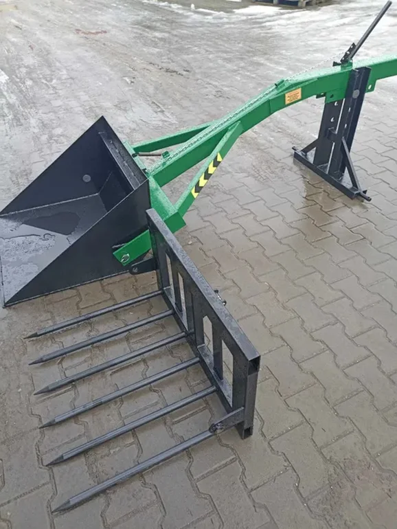 Ładowacz na tył ciągnika z łyżka lub widłami