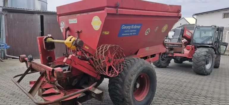 Rozsiewacz wapna bredal 6t.