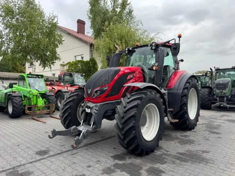 VALTRA T234 VERSU / Pneumatyka/ Biegi pełzające / Przedni TUZ /