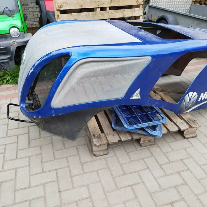 Maska pokrywa silnika ciagnik New Holland 8.435
