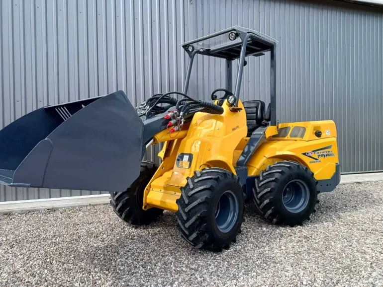 Ładowarka przegubowa EUROTRAC T11 - KUBOTA - 2023 -popokazowa jak nowa