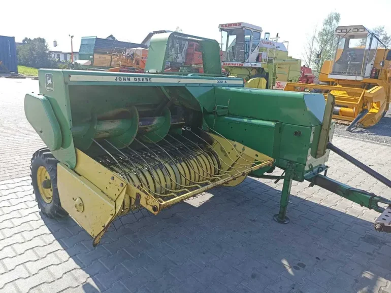 Prasa kostkujaca John Deere 332A.