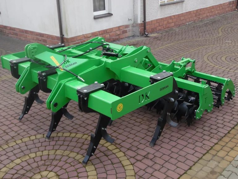 Pług dłutowy bezorkowy- mulczujący CENTAUR  2,5 m PDBC25FZ2 firmy DZIEKAN