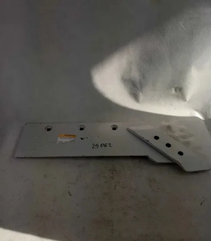 Lemiesz prawy z dłutem w-102.402.002.0DP Akpil Waryński