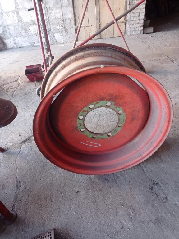 Przyczepy, obsypnik i felga.