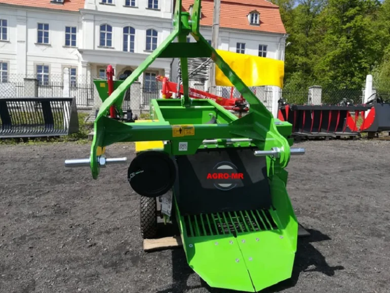 kopaczka wibracyjna BOMET z wyrzutem tylnym URSA Z655/1