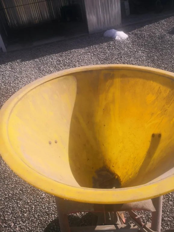 Sprzedam rozsiewacz do nawozów/lejek