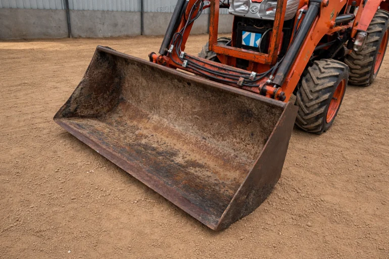 ROLNICZY TRAKTOR Kubota B2530 – ciągnik z ładowaczem czołowym i koparką