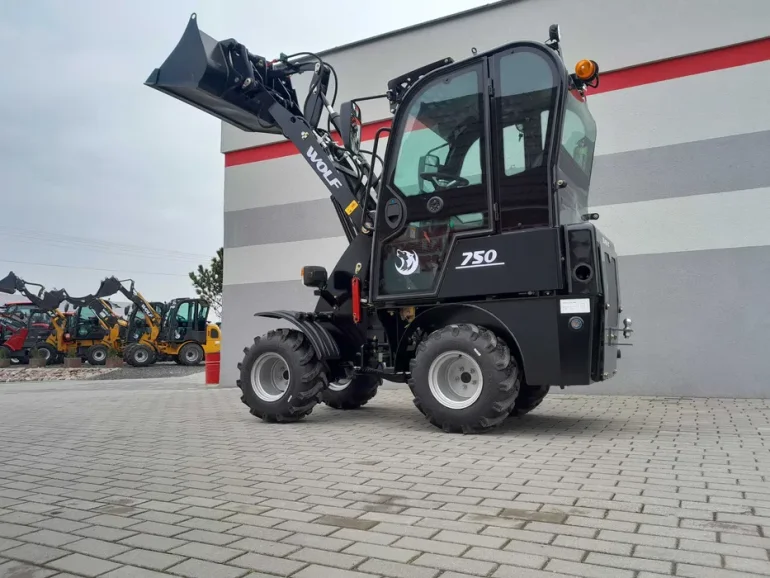 Ładowarka przegubowa WOLF MINI 750 [Silnik PERKINS] z kabiną 2025