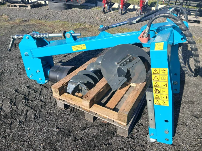 Świder ziemny z posuwem hydraulicznym