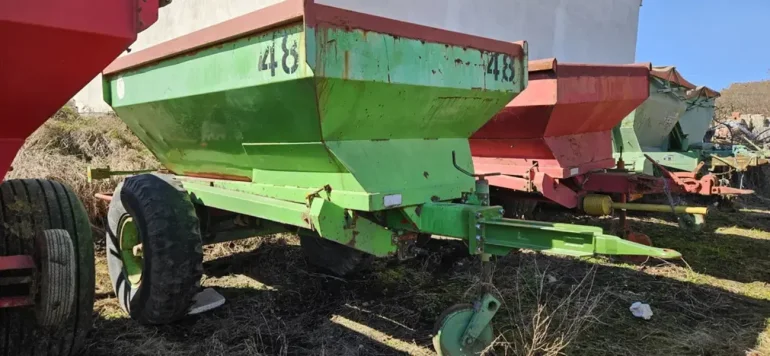 Rozsiewacz wapna bredal 6 ton.