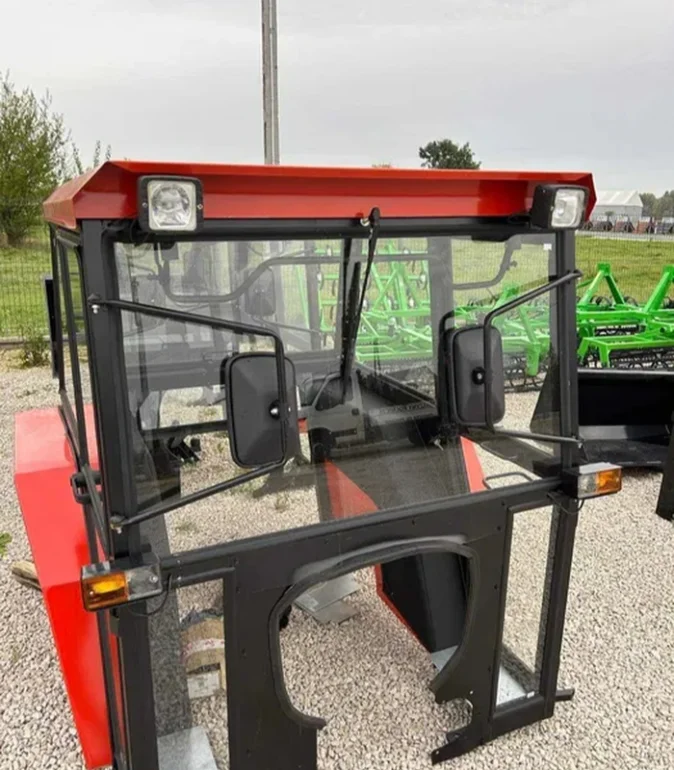 Kabina do ciągnika C-360 z błotnikami i oświetleniem